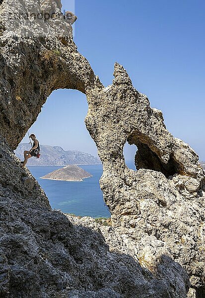 Felsbogen  Sektor Palace  Klettern an einer Felswand  Kletterer im Vorstieg  Sport-Klettern  Kalymnos  Dodekanes  Griechenland  Europa