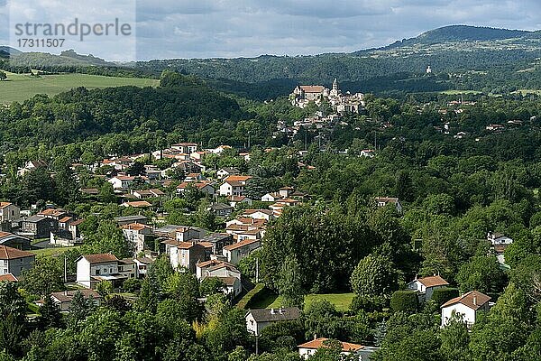 ) Blick auf die romanische Kirche und das Schloss des Dorfes Saint-Saturnin  Departement Puy de Dome  Auvergne-Rhone-Alpes  Frankreich  Europa