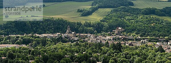 Blick auf die romanische Kirche und das Schloss des Dorfes Saint-Saturnin  Departement Puy de Dome  Auvergne-Rhone-Alpes  Frankreich  Europa