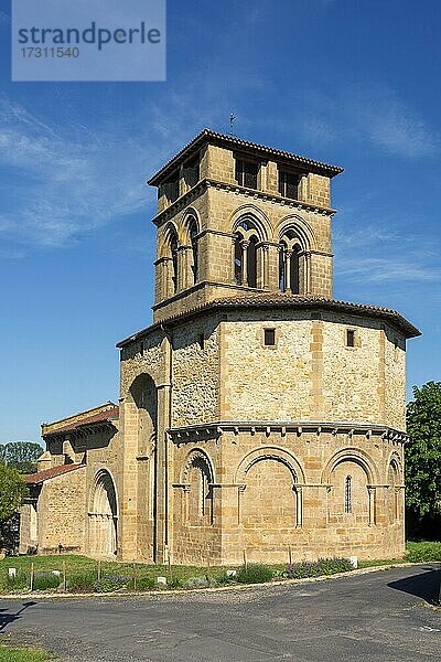 Die romanische Kirche von Mailhat mit ihrem quadratischen Glockenturm  Departement Puy de Dome  Auvergne-Rhone-Alpes  Frankreich  Europa