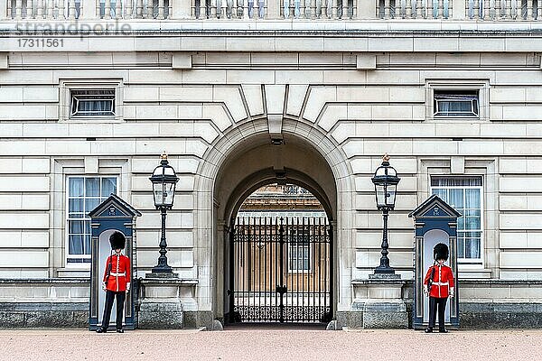 Zwei Wachen vor Wachhäuschen  Wachmänner der königlichen Garde mit Bärenfellmütze  Buckingham Palast  London  England  Großbritannien  Europa