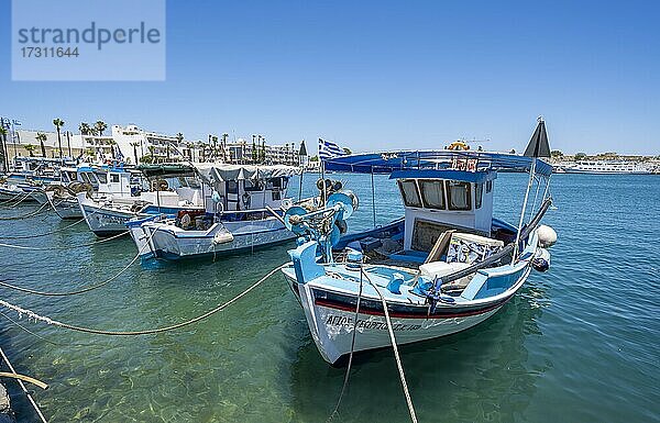 Griechisches Fischerboot im Hafen  Kos  Dodekanes  Griechenland  Europa