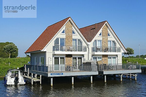 Pfahlhäuser auf dem Fluss Harle  Harlesiel  Carolinensiel  Ostfriesland  Niedersachsen  Deutschland  Europa