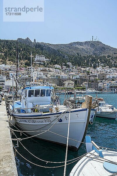 Griechisches Fischerboot im Hafen  Kalymnos  Dodekanes  Griechenland  Europa