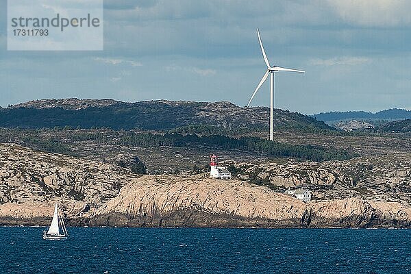 Küstenlandschaft  Leuchtturm und Windrad bei Lindesnes Südkapp  Vest-Agder  Norwegen  Europa