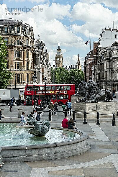 Brunnen am Trafalgar Square  hinten Big Ben und roter Bus  London  England  Großbritannien  Europa