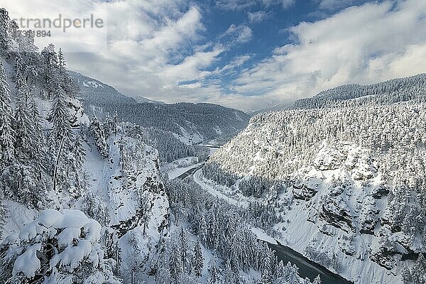 Ruinaulta oder Rheinschlucht  winterliche Landschaft  Vorderrhein  Flims  Kanton Graubünden  Schweiz  Europa