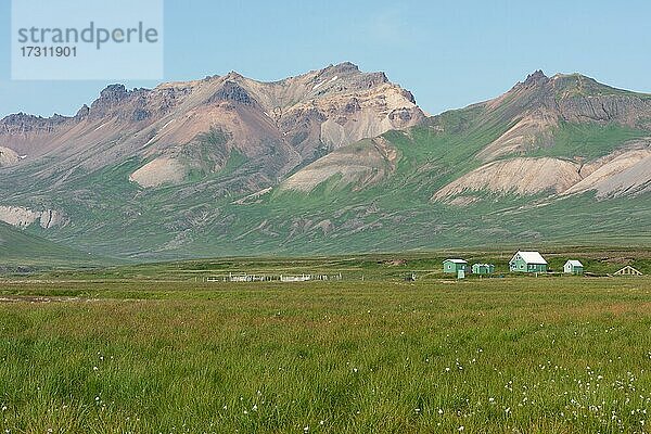 Hütten des isländischen Wanderverein und farbige Rhyolithberge  Breiðavík  Ostfjorde  Víknaslódir  Island  Europa