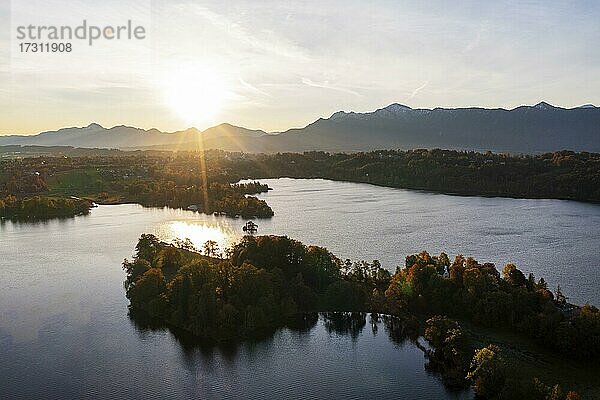 Insel Wörth  Staffelsee  Sonnenaufgang im Herbst  Drohnenaufnahme  Alpenvorland  Oberbayern  Bayern  Deutschland  Europa