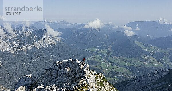Wanderer auf einem Gipfel auf dem Weg zum Hochkalter  Berge und Alpenvorland  Bayern  Deutschland  Europa