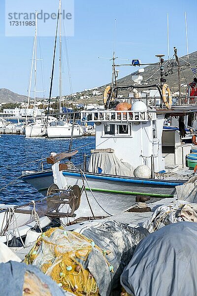 Netze  Fischerboot im Hafen von Parikia  Paros  Kykladen  Griechenland  Europa
