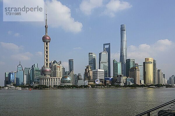 Skyline der Sonderwirtschaftszone Pudong mit Oriental Pearl Tower  Shanghai World Financial Center und der 632 Meter hohe Shanghai Tower  Shanghai  Volksrepublik China