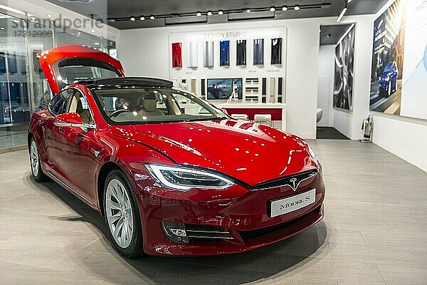 Roter Tesla Model S  in einem Autohaus  London  England  Großbritannien  Europa