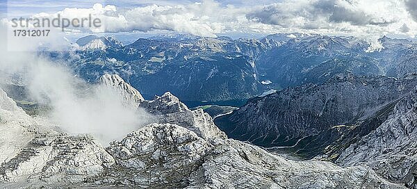 Alpenpanorama von der Watzmann-Mittelspitze mit Königssee  Berchtesgadener Alpen  Berchtesgadener Land  Oberbayern  Bayern  Deutschland  Europa