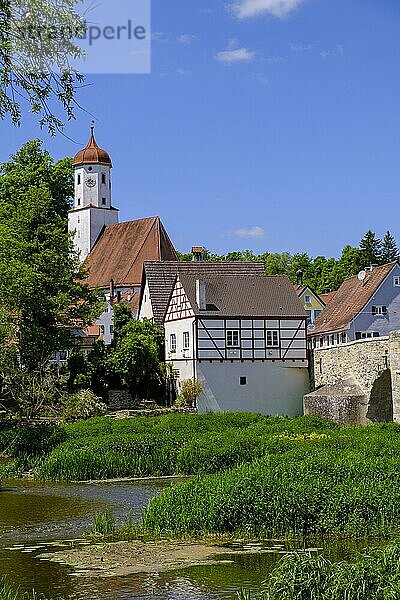 Fluss Wörnitz und Altstadt  Harburg  Donau-Ries  Schwaben  Bayern  Deutschland  Europa