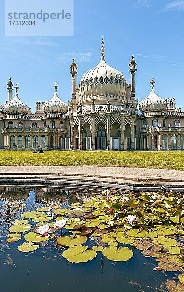 Royal Pavilion Palast spiegelt sich in einem Teich mit Seerosen  Brighton  East Sussex  England  Großbritannien  Europa