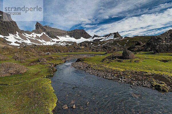 Bachlauf  Bergsturz Stórurð im Dyrfjöll  Island  Europa