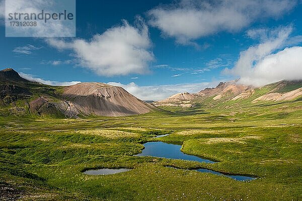 See und farbige Rhyolithberge  Breiðavík  Ostfjorde  Víknaslódir  Island  Europa