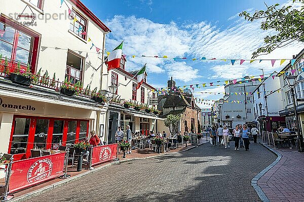 Straße mit Pubs und Restaurants mit bunten Flaggen  Altstadt  Brighton  East Sussex  England  Großbritannien  Europa