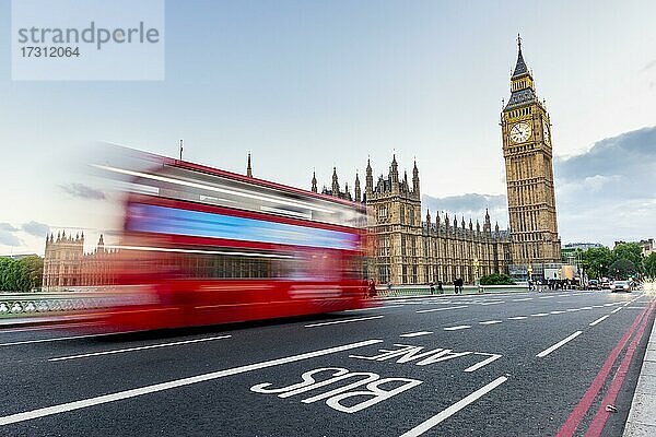 Roter Doppeldeckerbus auf der Westminster Bridge  Bewegungsunschärfe  Westminster Palace und Big Ben  London  England  Großbritannien  Europa