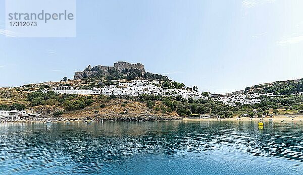 Akropolis von Lindos  antiken Zitadelle auf einer steilen Klippe  Lindos  Rhodos  Dodekanes  Griechenland  Europa