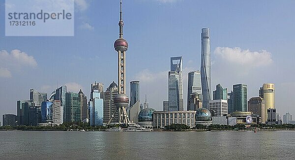 Skyline der Sonderwirtschaftszone Pudong mit Oriental Pearl Tower  Shanghai World Financial Center und der 632 Meter hohe Shanghai Tower  Shanghai  Volksrepublik China