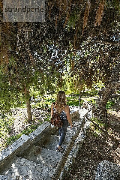 Junge Frau auf den Treppen des Hügels von Ano Syros  Syros  Kykladen  Griechenland  Europa