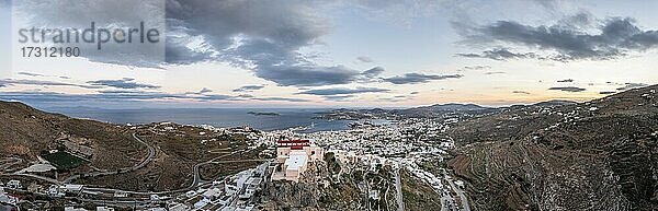 Luftaufnahme der Kirche Agios Giorgios  Ausblick von Ano Syros auf Häuser von Ermoupoli  Anastasi Kirche im Abendlicht  Meer mit Inseln  Ano Syros  Syros  Kykladen  Griechenland  Europa