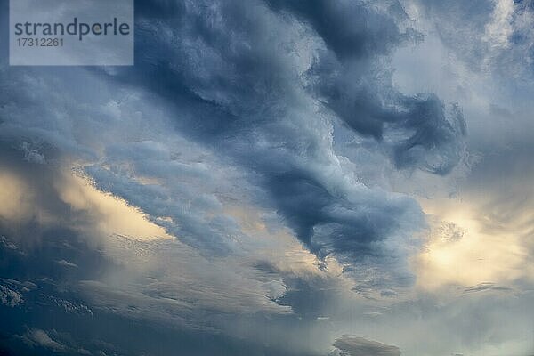 Wolkenformation (Cumulus) vor Sonnenuntergang  Baden-Württemberg  Deutschland  Europa