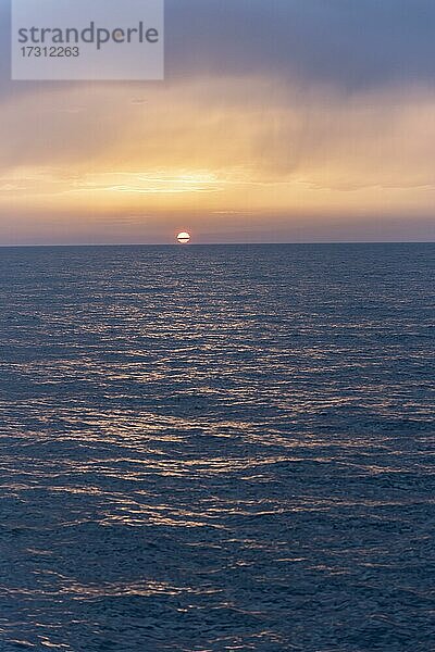 Sonnenuntergang über dem Meer  Dodekanes  Griechenland  Europa