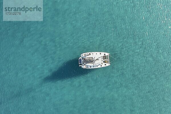 Luftaufnahme von oben  Segelboot auf dem Türkisen Meer  Rhodos  Dodekanes  Griechenland  Europa
