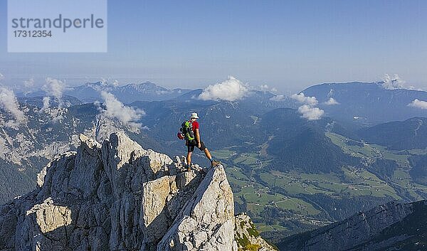 Wanderer auf einem Gipfel auf dem Weg zum Hochkalter  Berge und Alpenvorland  Bayern  Deutschland  Europa