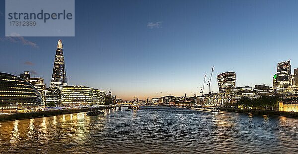 Fluss Themse und moderne Hochhäuser  More London Riverside am Abend  The Shard und Greater London Auditory  London  England  Großbritannien  Europa