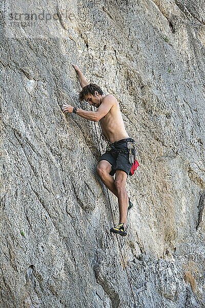 Sektor Armeos  Klettern an einer Felswand  Kletterer im Vorstieg  Sport-Klettern  Kalymnos  Dodekanes  Griechenland  Europa