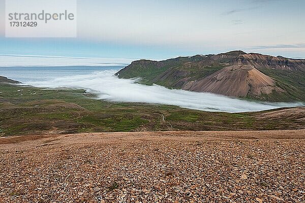 Aufziehender Nebel  Rhyolithberge  Breiðavík  Ostfjorde  Víknaslódir  Island  Europa