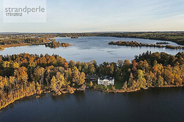 Schluss oder Gutshof auf Insel Wörth  Staffelsee  Morgenlicht im Herbst  Drohnenaufnahme  Alpenvorland  Oberbayern  Bayern  Deutschland  Europa