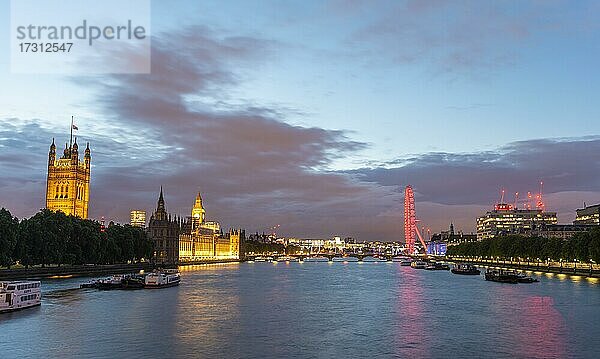 Fluss Themse und Palace of Westminster  Houses of Parliament mit Big Ben  bei Abenddämmerung  hinten beleuchtetes Riesenrad London Eye  London  England  Großbritannien  Europa