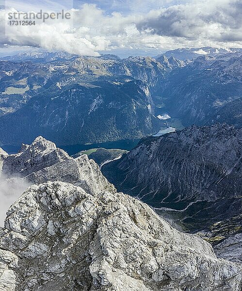 Alpenpanorama von der Watzmann-Mittelspitze mit Königssee  Berchtesgadener Alpen  Berchtesgadener Land  Oberbayern  Bayern  Deutschland  Europa