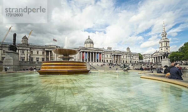 Brunnen am Trafalgar Square  hinten National Gallery und Kirche St. Martin-in-the-Fields  London  England  Großbritannien  Europa