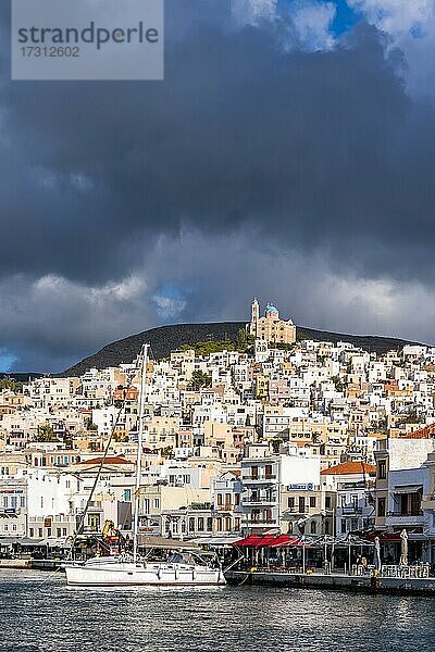 Hafen  Stadtansicht von der Küste  hinten Anastasi Kirche  Ermoupoli  Ano Syros  Syros  Kykladen  Griechenland  Europa