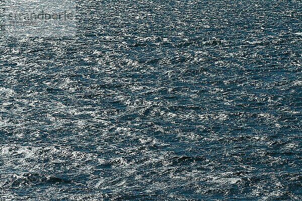 Licht und Schatten auf Wellen  Meeresoberfläche  Nordsee
