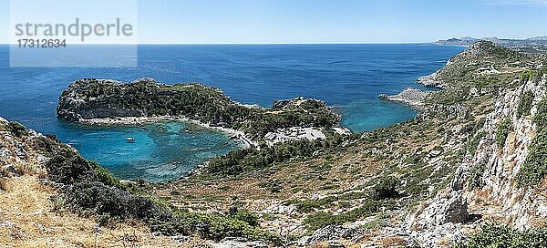 Blick über die Küste von Rhodos  Anthony Quinn Bay  Paralia Antoni Kouin  Rhodos  Dodekanes  Griechenland  Europa