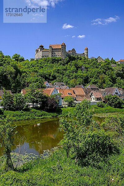 Fluss Wörnitz und Burg Harburg  Harburg  Donau-Ries  Schwaben  Bayern  Deutschland  Europa