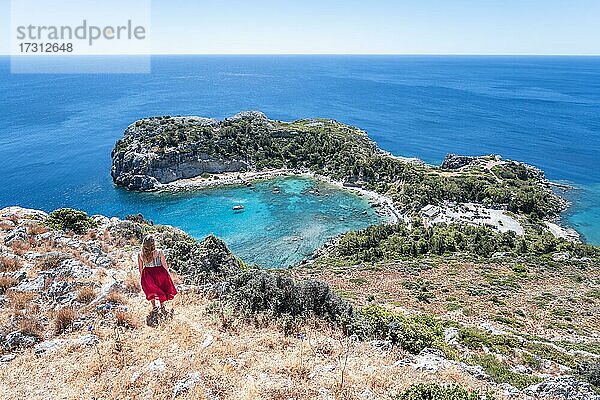 Junge Frau in rotem Rock  Ausblick auf Anthony Quinn Bucht  Faliraki  Rhodos  Dodekanes  Griechenland  Europa