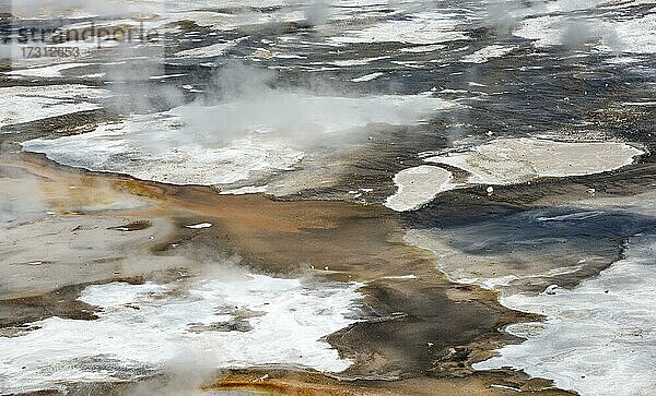 Abstrakte Detailaufnahme  heiße dampfende Quellen  bunte Mineralienablagerungen im Porcelain Basin  Noris Geyser Basin  Yellowstone Nationalpark  Wyoming  USA  Nordamerika