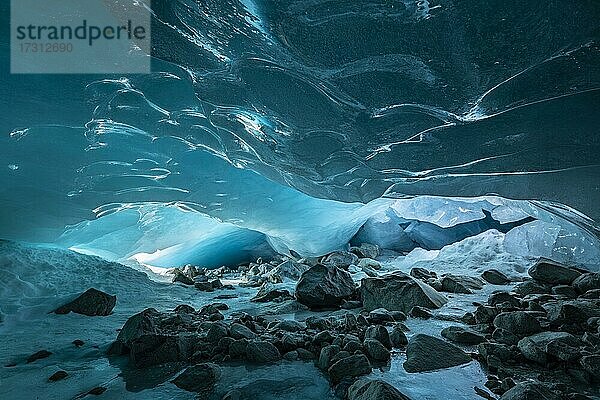 Gletscherhöhle  Eishöhle  Morteratschgletscher  Engadin  Graubünden  Schweiz  Europa