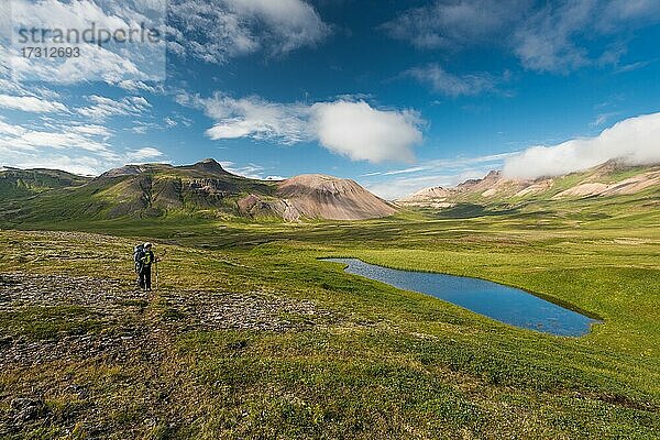 Wanderer  See und farbige Rhyolithberge  Breiðavík  Ostfjorde  Víknaslódir  Island  Europa