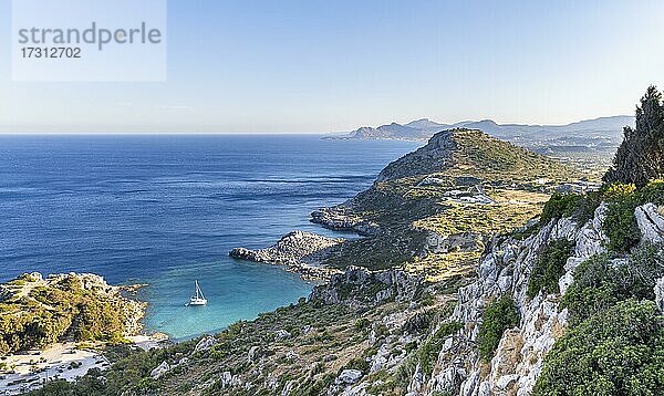 Blick über die Küste von Rhodos  Segelboot in einer Bucht  Rhodos  Dodekanes  Griechenland  Europa