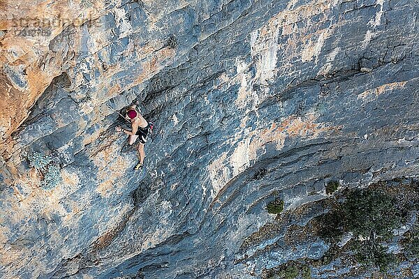 Kletterer im Vorstieg an einer Felswand  Sport-Klettern  Telendos  bei Kalymnos  Dodekanes  Griechenland  Europa