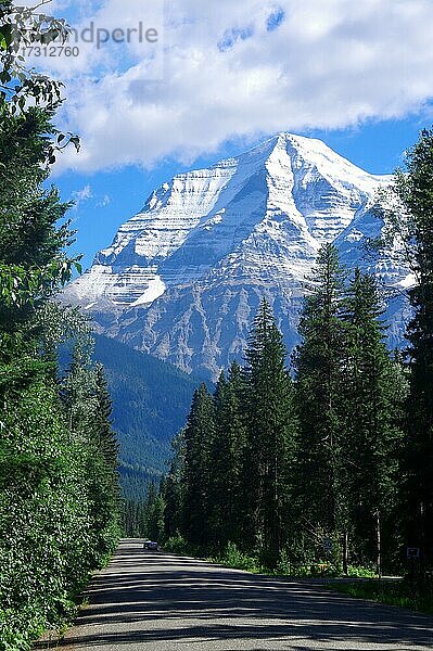 Schmale Straße  Sicht auf Berg mit Schnee  Mount Robson  British Columbia  Kanada  Nordamerika